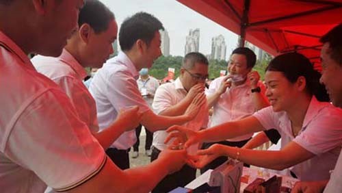 文化和自然遺產日|益陽市民近距離感受湘益茯茶國家非遺茯磚茶制作技藝